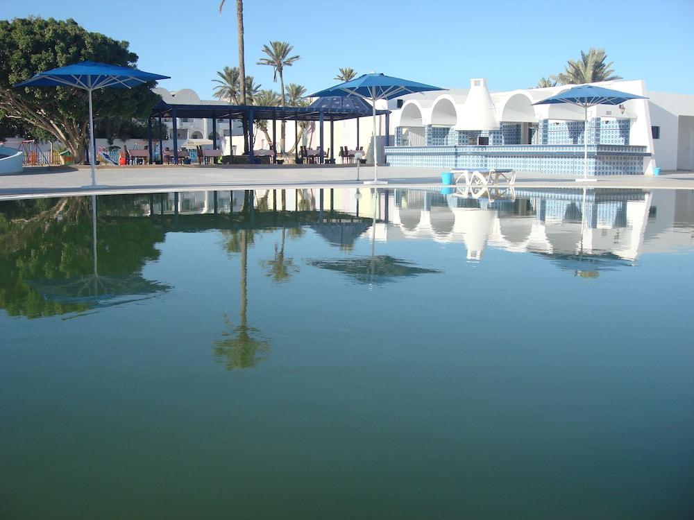 Le Grand Hotels Des Thermes Mezraia Bagian luar foto