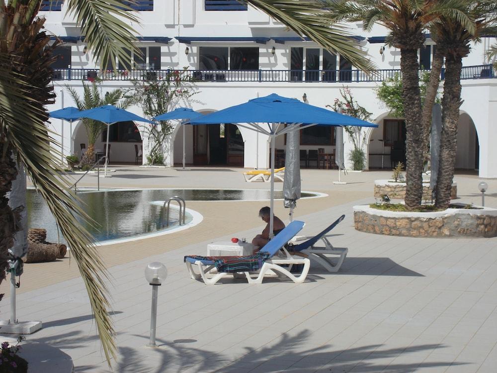 Le Grand Hotels Des Thermes Mezraia Bagian luar foto