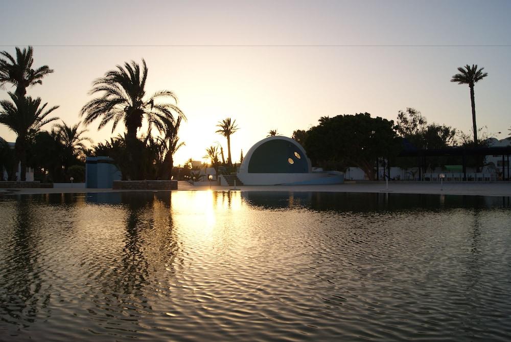 Le Grand Hotels Des Thermes Mezraia Bagian luar foto